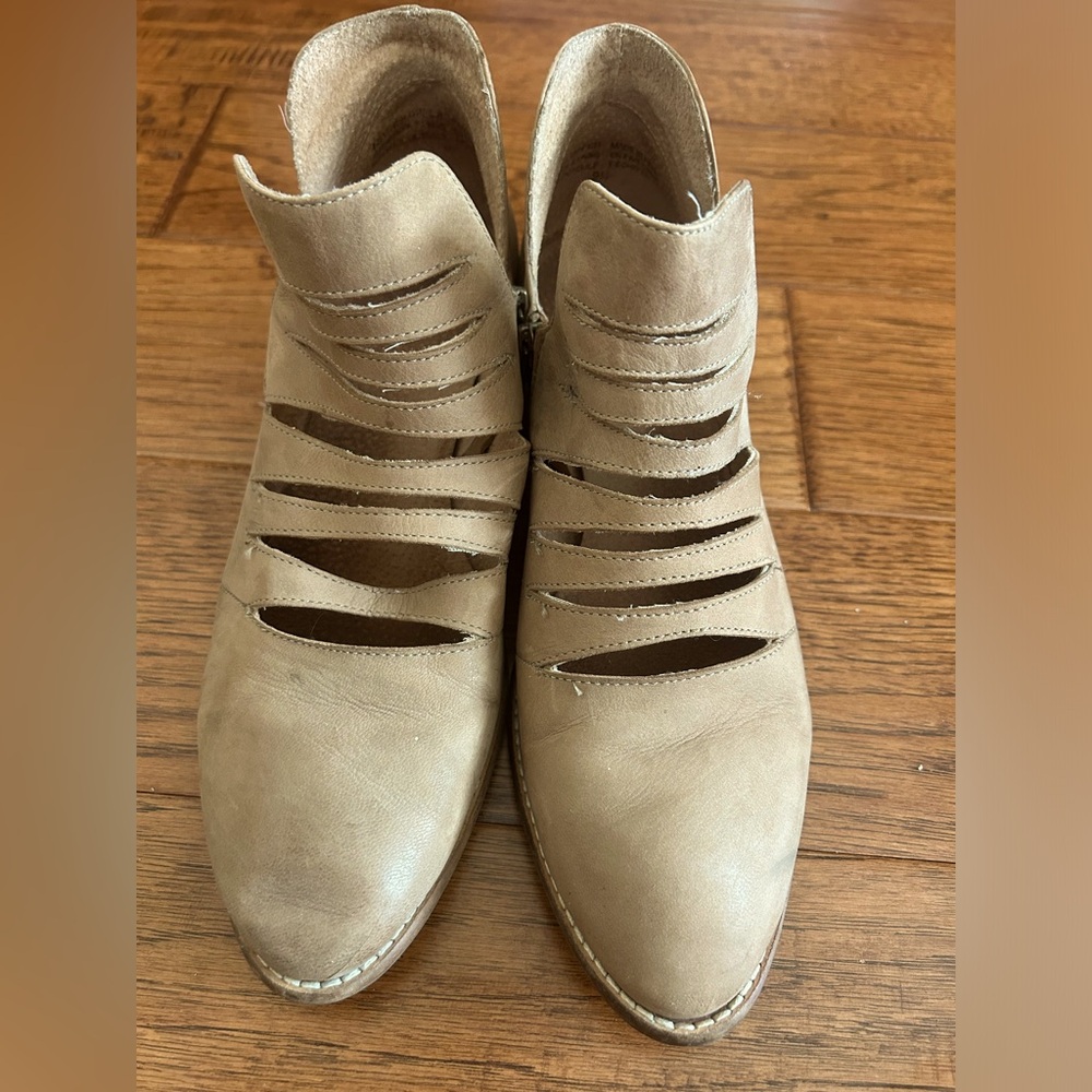 IN GOOD CONDITION: SEYCHELLES TAN CUT OUT ANKLE BOOT, SIZE 9.5!